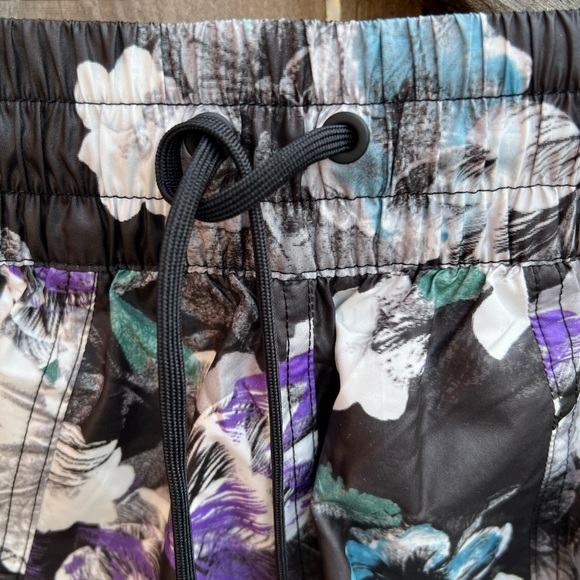 Stella McCartney Adidas Black blossom Women's 2 n 1 running shorts - Picture 9 of 15